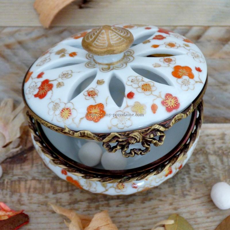 Boite porcelaine décor fleurs du Japon