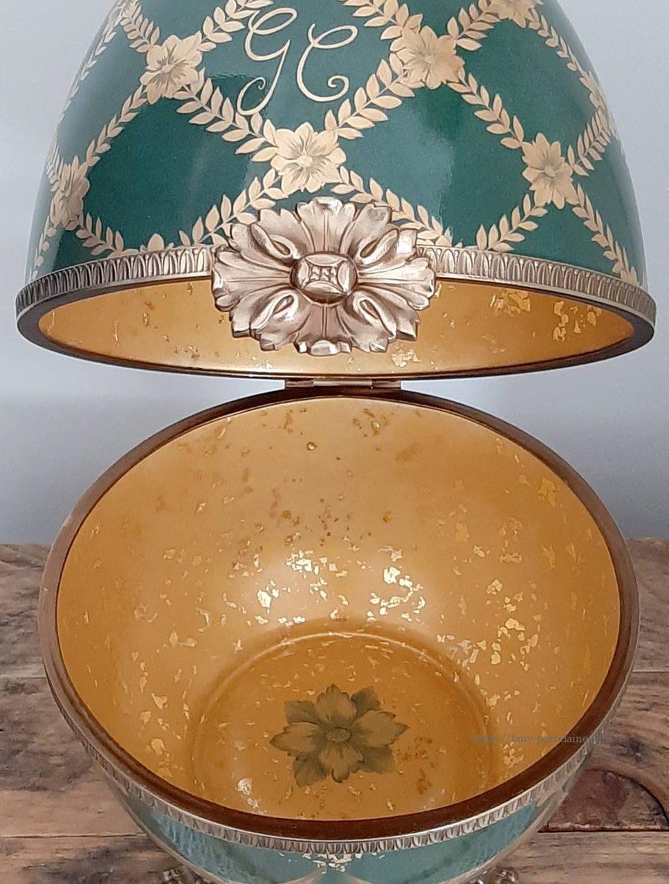 boite oeuf en porcelaine décor or et vert empire