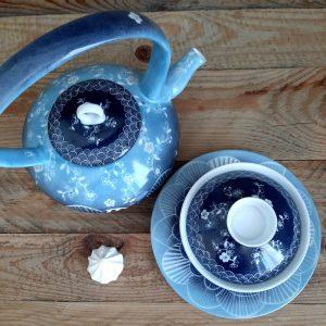 théière en porcelaine bleue au décor inspiré de la vague Hokusai